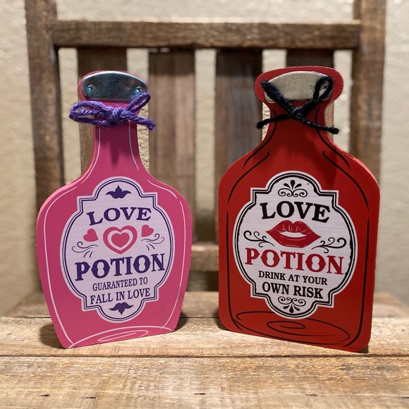 Valentine’s Day Love Potion Bottles Set of 2, Guaranteed To Fall In Love Sign - Picture 1 of 16